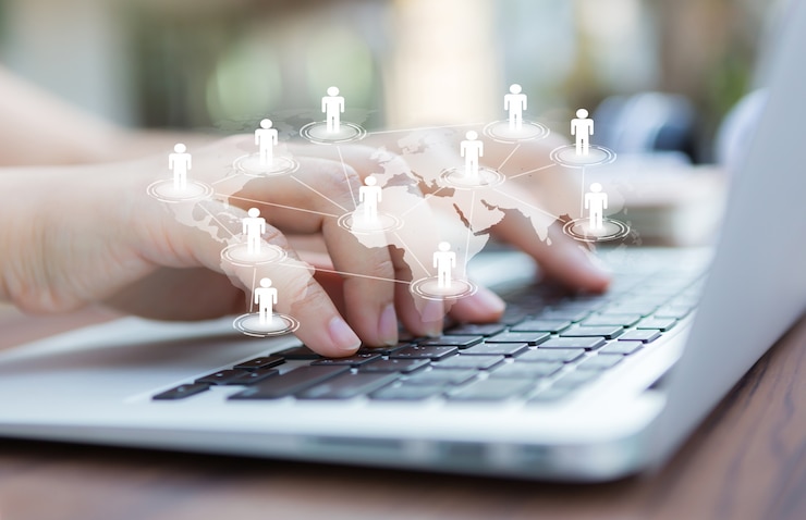 Photo Gratis tangan dengan laptop dan peta dunia virtual