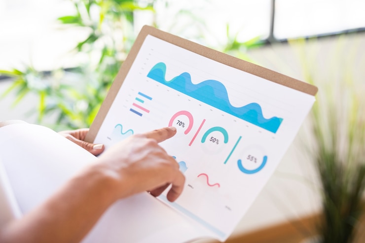 Photo Gratis tangan menunjuk ke infografis