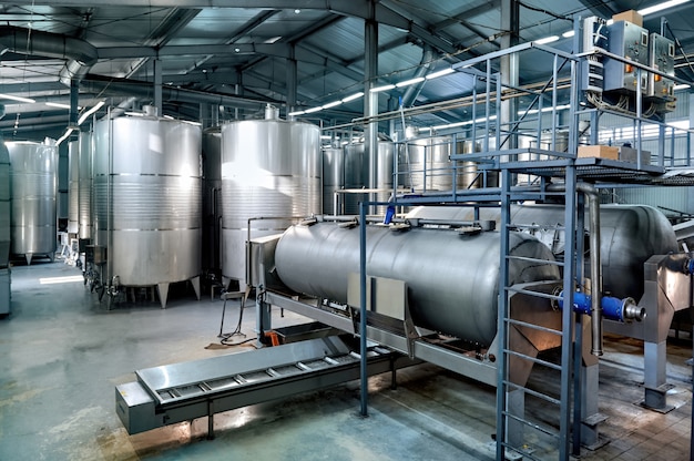 Tanques de almacenamiento de vino de metal en una bodega.