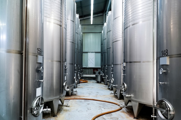 Tanques de almacenamiento de vino de metal en una bodega.