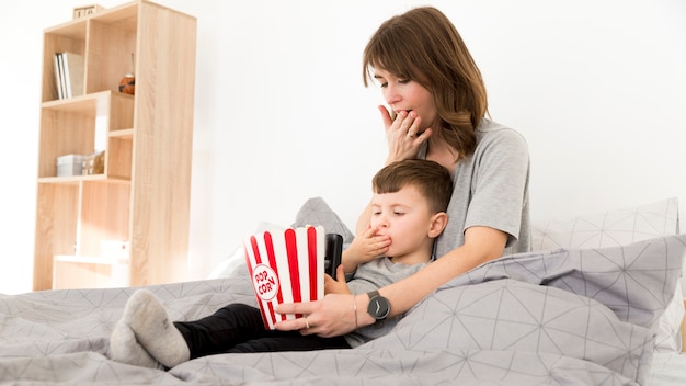 Foto gratuita tanto la madre como el hijo se lamen los dedos