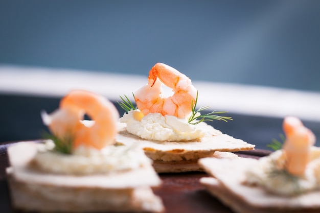 Foto gratuita tapa de gambas con queso debajo