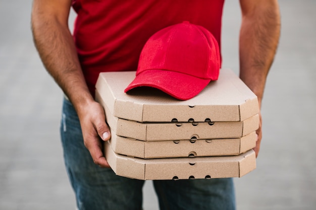 Tapa roja de primer plano en cajas de pizza