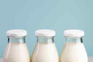 Foto gratuita tapas blancas de botellas llenas de leche.