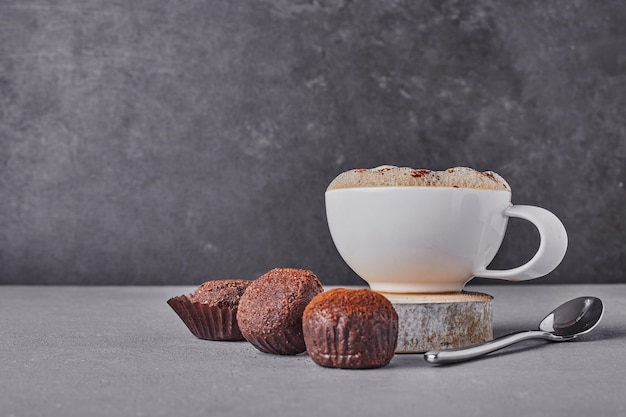 Foto gratuita tapas de chocolate con una taza de café.
