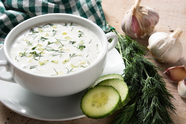 Tarator búlgara sopa de leche agria sobre mesa de madera