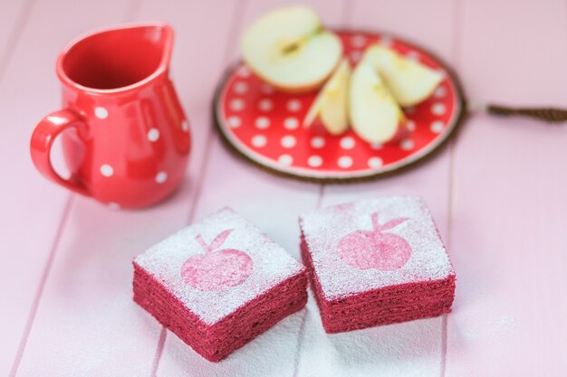 Tarde de té, manzanas frescas, pastel de pastila de grosella cuadrada.