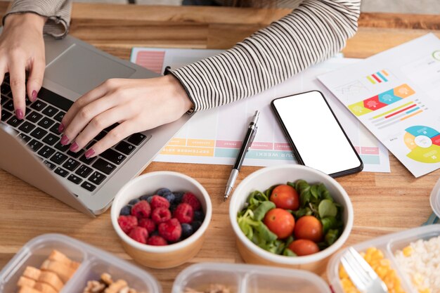 Tarea y comida orgánica en loncheras