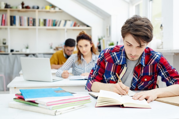 Foto gratuita tarea escrita