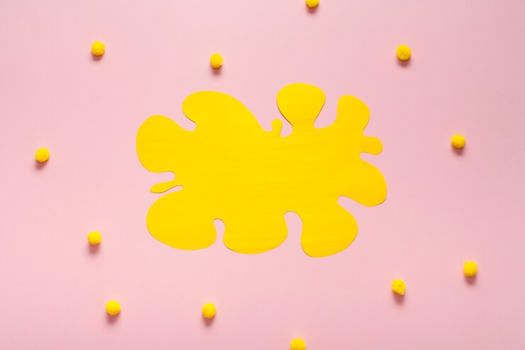 Foto gratuito tarjeta amarilla vacía con bolas de algodón