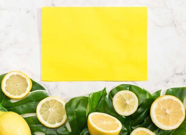 Tarjeta amarilla vacía con limones