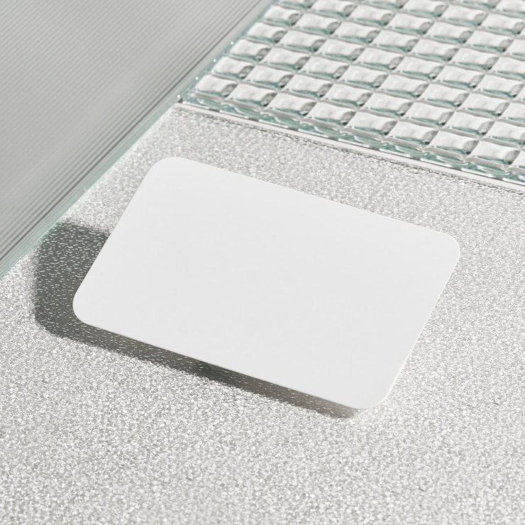 Foto gratuito tarjeta blanca en blanco sobre vidrio patrón