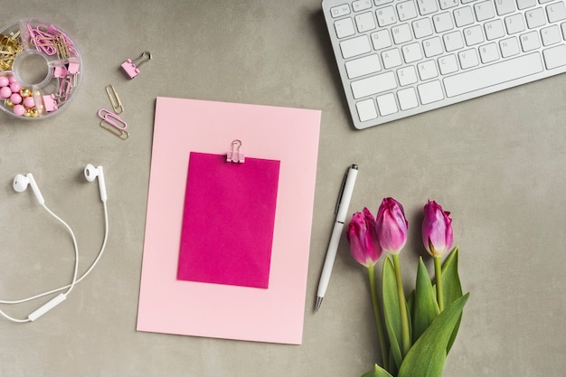 Foto gratuita tarjeta en blanco con auriculares