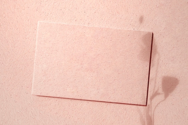 Foto gratuita tarjeta en blanco sobre un hormigón rosa