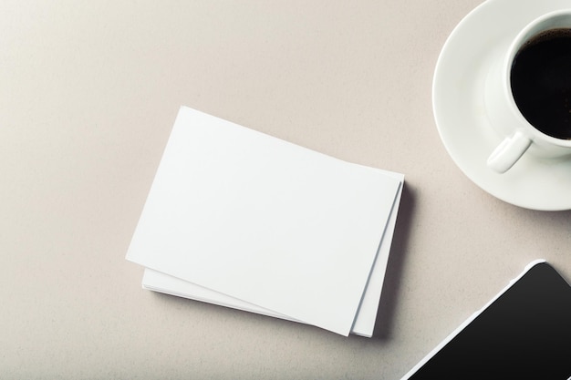 Tarjeta en blanco con taza de café con espacio