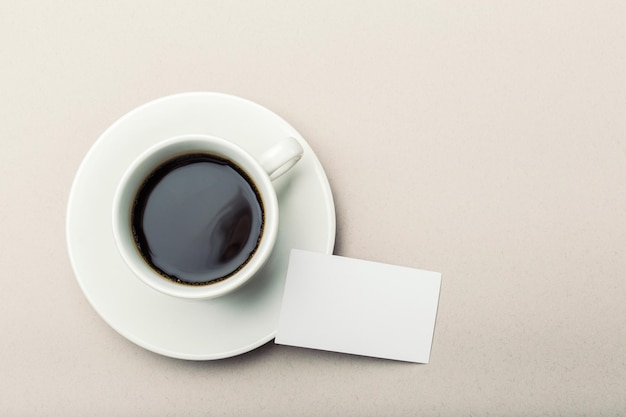Tarjeta en blanco con taza de café con espacio
