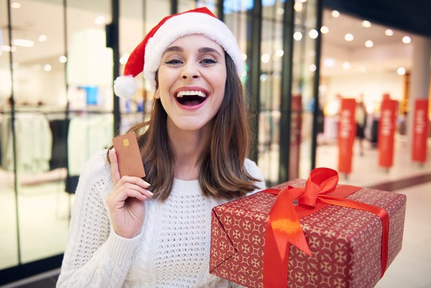 La tarjeta de crédito es muy necesaria durante las compras navideñas.