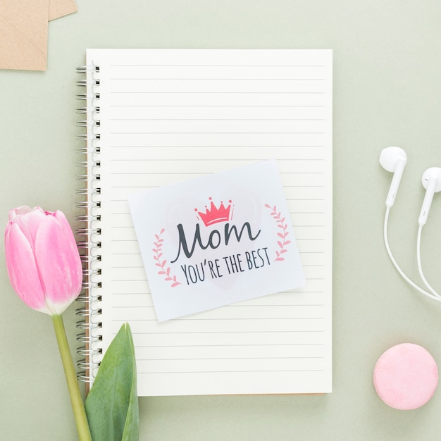 Foto gratuita tarjeta del día de la madre en el cuaderno