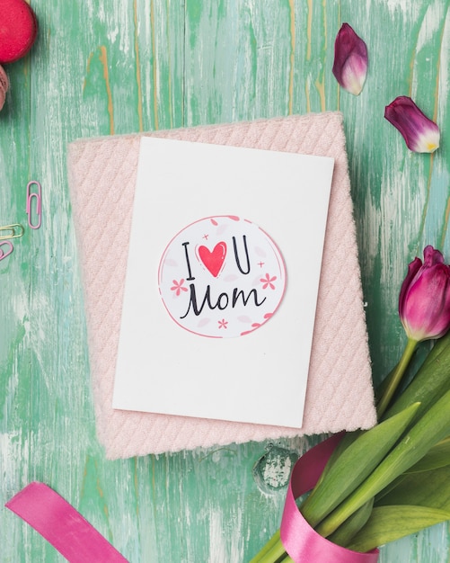 Foto gratuita tarjeta del día de la madre con pétalos de flores