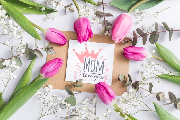 Tarjeta del día de la madre rodeada de tulipanes