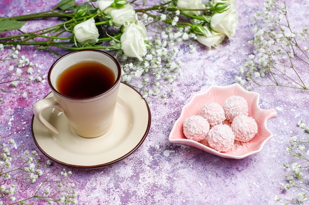 Tarjeta del día de la mujer del 8 de marzo con flores blancas, dulces y una taza de té