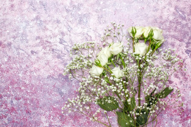 Tarjeta del día de la mujer del 8 de marzo con flores blancas, dulces y una taza de té