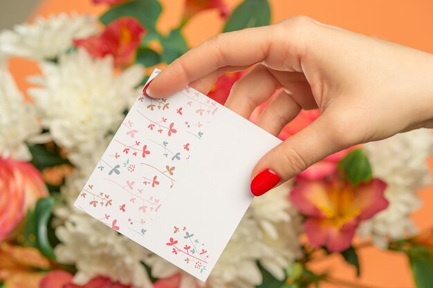 Tarjeta de felicitación de amor con rosas rosadas, flores, regalo en la mesa