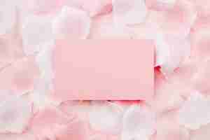 Foto gratuita tarjeta de felicitación en blanco y rosa pétalos de rosa
