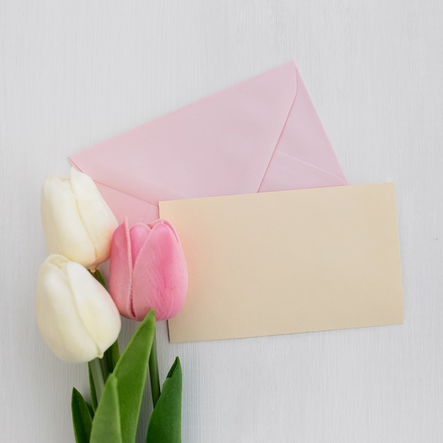 Tarjeta de felicitación de boda con tulipanes sobre fondo blanco