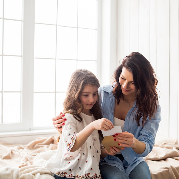 Tarjeta de felicitación de lectura de madre e hija