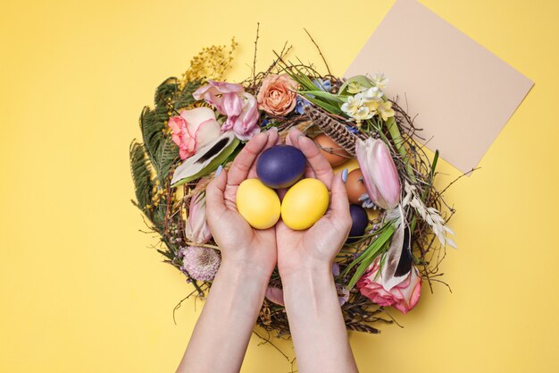 Tarjeta de felicitación de pascua. Huevos de Pascua pintados en el nido