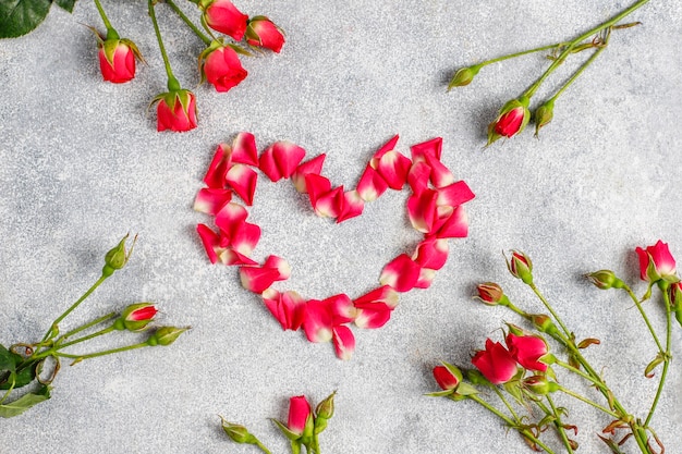 Tarjeta de felicitación de San Valentín con flores color de rosa.