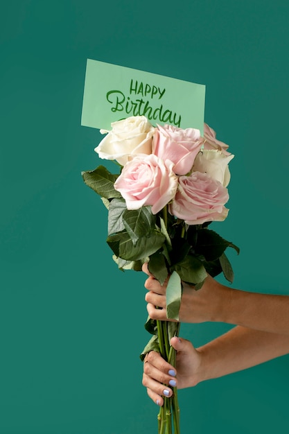 Foto gratuita tarjeta del feliz cumpleaños con arreglo de flores