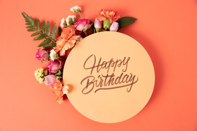 Tarjeta del feliz cumpleaños con arreglo de flores