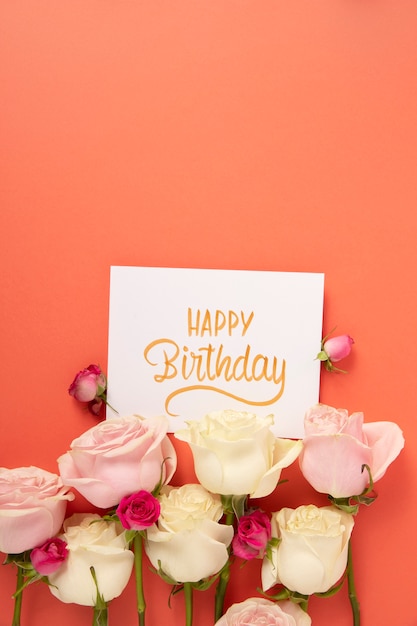 Foto gratuita tarjeta del feliz cumpleaños con arreglo de flores