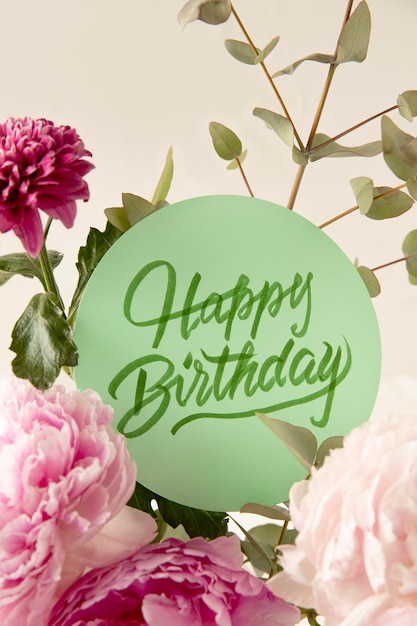 Foto gratuita tarjeta de feliz cumpleaños con composición de flores