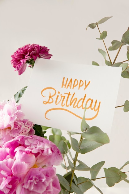 Tarjeta de feliz cumpleaños con composición de flores