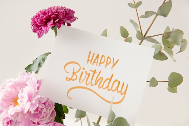 Tarjeta de feliz cumpleaños con composición de flores