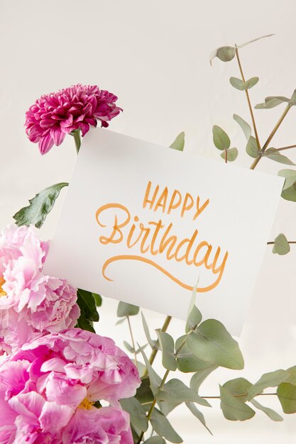 Tarjeta de feliz cumpleaños con composición de flores