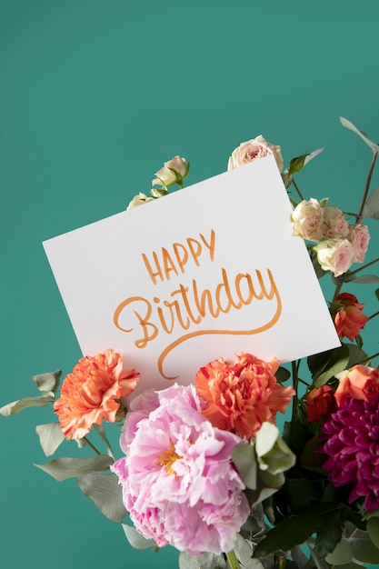 Tarjeta de feliz cumpleaños con composición de flores