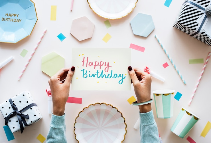 Foto gratuito tarjeta de feliz cumpleaños en una fiesta de cumpleaños