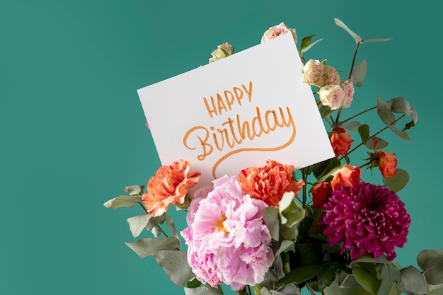 Tarjeta de feliz cumpleaños con surtido de flores