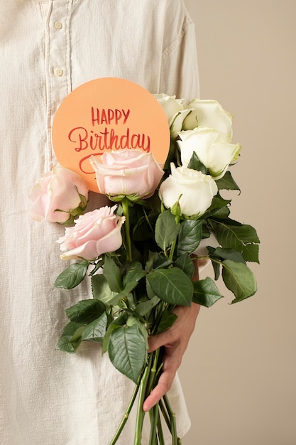 Tarjeta de feliz cumpleaños con surtido de flores