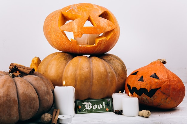 Tarjeta con letras &#39;Boo&#39; está parado antes de calabazas de Halloween scarry