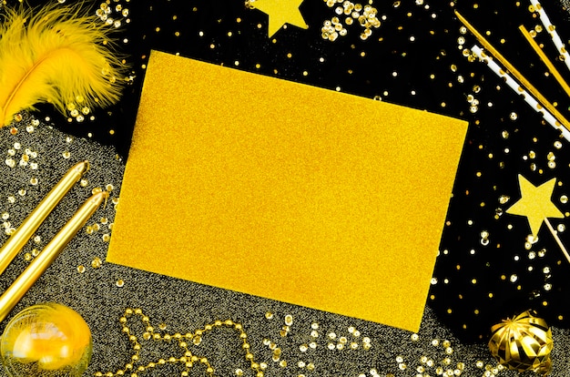 Tarjeta de maqueta de espacio de copia amarilla con destellos y brillo