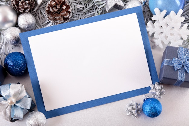 Tarjeta de navidad en blanco con borde azul