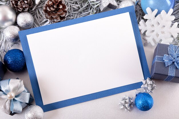 Tarjeta de navidad en blanco con borde azul