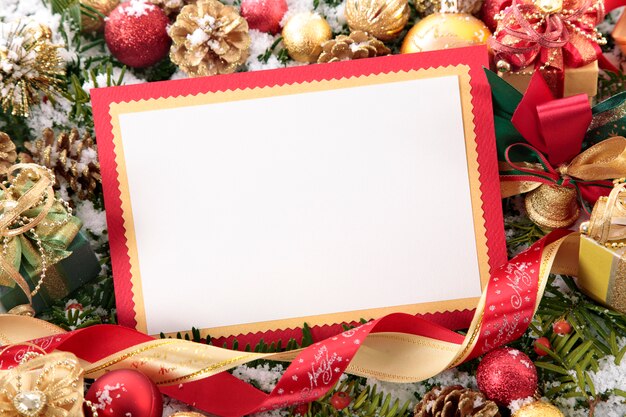 Tarjeta de navidad en blanco con borde rojo 