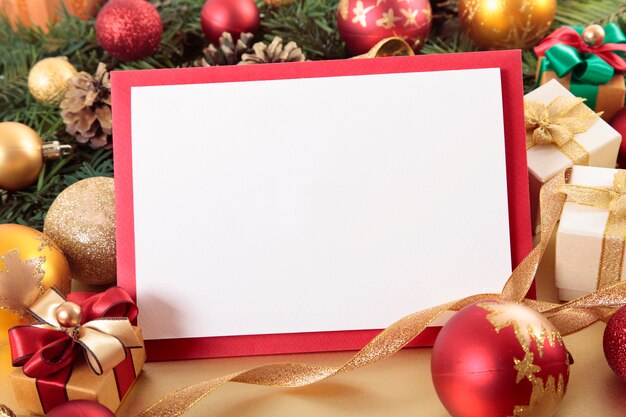 Tarjeta de navidad en blanco con borde rojo