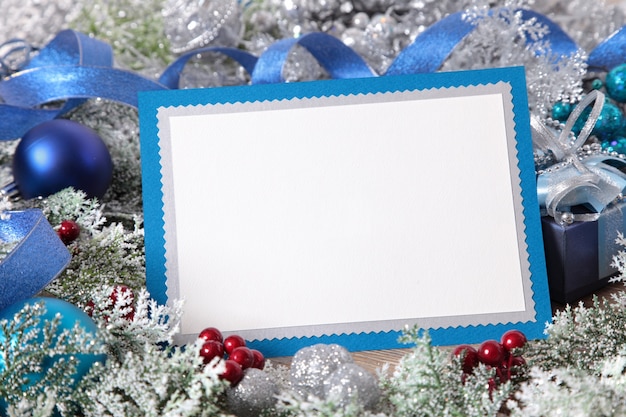 Foto gratuita tarjeta de navidad en blanco con decoración